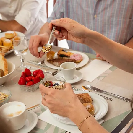 فندق Milano Simple 3*